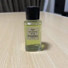 CHANEL Eau de Toilette N°19 香水