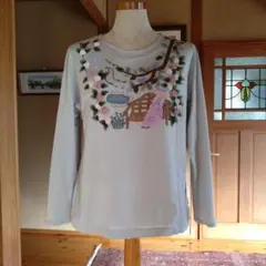 刺繍付きライトグレー長袖Tシャツ