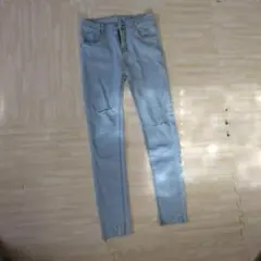 ダメージジーンズ