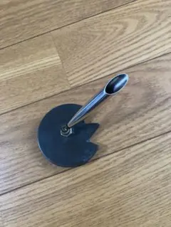 金属製ペンスタンド 口型デザイン