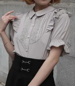 【新品】axes femme POETIQUE レース使いフリルブラウスのサムネイル