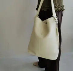 ITTI シボ革バケットトート(アイボリー) BUCKET SHOULDERのサムネイル