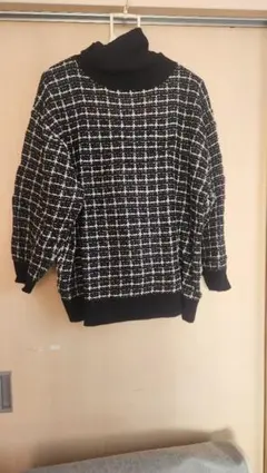 黒白チェック柄タートルネックニット