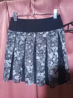 PRADA 2010コレクション　モノトーン 花柄 ミニスカート PRADA 2010コレクション モノトーン 花柄 ミニスカート - メルカリ
