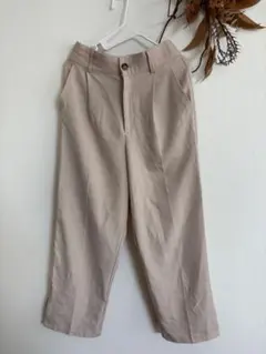 ベージュ サイドスリットスラックス