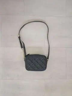 黒いキルティングショルダーバッグ