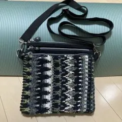 ショルダーバッグ　手編みニットデザイン　ポシェットBlack×White