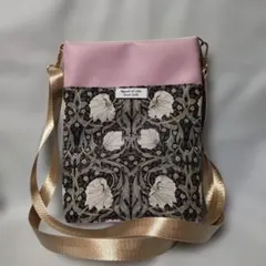 淡いピンクの合皮とピンパネル柄のショルダーバッグ