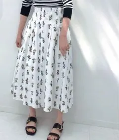 【新品】IENA LA BOUCLE フラワー刺繍タックスカート34のサムネイル