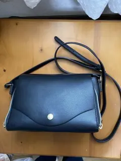 ショルダーバック　黒い合成皮革　小さい　収納