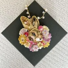 花畑のうさぎさん♡ビーズ刺繍ブローチ＆チャーム♡ハンドメイド
