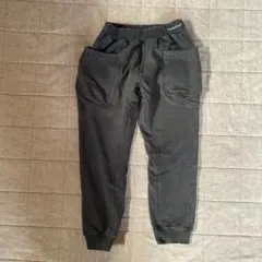 黒のポケット付きロングパンツ