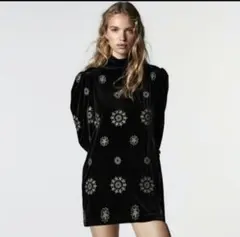 ZARA 刺繍入りベルベット ベロア刺繍ミニワンピース S 黒 ハイネック