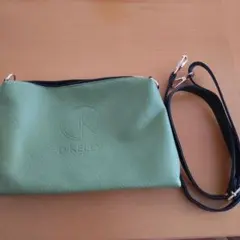 ショルダーバッグ 緑と黒 ロゴ入り