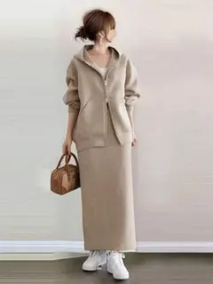 ベージュ フード付きスウェットセットアップ