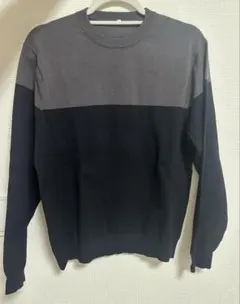 グレーとブラックのクルーネックニット