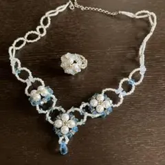 青色と白色のビーズ ネックレスとリング セット