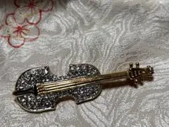 バイオリン型ブローチ　金色　クリスタル装飾