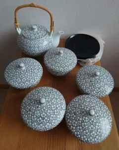 雅秀作 浦川雅秀 有田焼 玉彩 梅詰 茶器揃 急須 蓋付湯呑 4客 計 5点 雅秀作 浦川雅秀 有田焼 玉彩 梅詰 茶器揃 急須 蓋付湯呑 4客 計