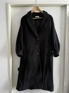黒のバルーンスリーブロングコート