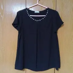 earth music&ecology ビジュー付き黒半袖シャツ