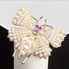 ブローチ　蝶　バタフライ　人工真珠　ゴールドカラー　豪華　ゴージャス　パーティ
