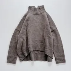 美品✨近年　人気　CINOH オーバーサイズハイネックニットセーターのサムネイル