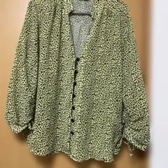 五分袖シャツ 黄緑に黒の斑点模様　ヒョウ柄