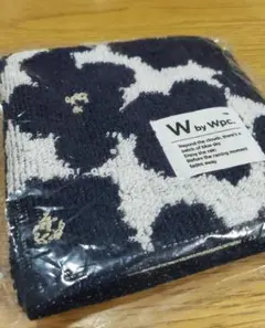 W by Wpc. ネイビーとホワイトのタオルハンカチ