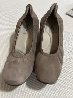 ベージュスエード パンプス グリッター付きヒール