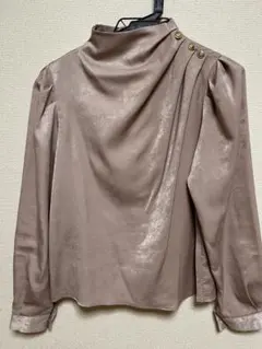 ピンク 長袖ブラウス ドレープネック 金ボタン付き