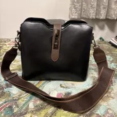 黒い合成皮革ショルダーバッグ