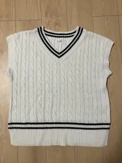ケーブル編みホワイトVネックニットベスト