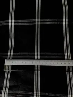 黒と白とグレーのチェック柄生地