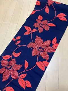 ネイビーと赤の花柄の布