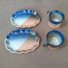 青とベージュの陶器カップと皿セット