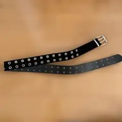 黒い穴あきデザインのベルト