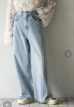 美品　kbf カットオフワイドデニム　パンツ ライトブルー 38のサムネイル