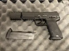 東京マルイ製のHK45 ジョン・ウイックスカスタムです。予備マガジン付きのサムネイル