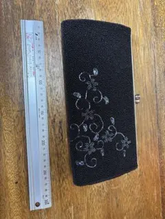 黒 花柄刺繍　ビーズ　クラッチバッグ