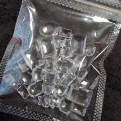 다양한 투명 보석 부품으로 수작업으로 제작