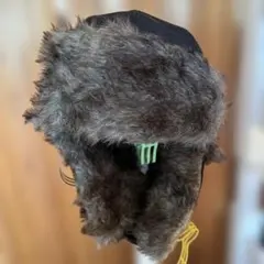 黒の合成ファー耳あて付きフライトキャップ