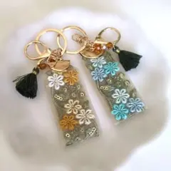新品未使用　ハンドメイド　花柄刺繍キーホルダー　 2個セット