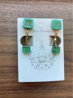 緑色のチェコビーズイヤリング