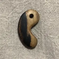 黒柿の勾玉 B
