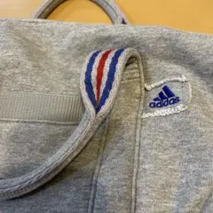adidas グレー ・ショルダーストラップ付きバッグ