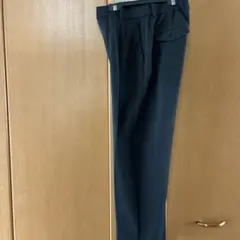 UNIQLO ダークグレー スラックス ボタン付き