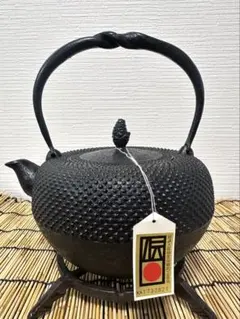 未使用品　南部照光堂名人心斎造　１２型算盤アラレ　南部鉄瓶　南部鉄器　鉄瓶 未使用品 南部照光堂名人心斎造 0.8型算盤アラレ 南部鉄瓶