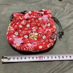 赤い花柄の巾着袋 約14cm