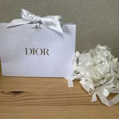 Dior ホワイトギフトバッグ リボン付き